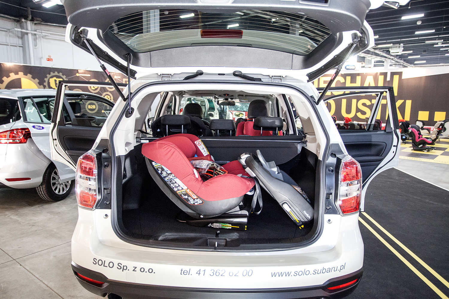Maxi-Cosi 2way Pearl z bazą Family Fix w bagażniku Subaru Forester