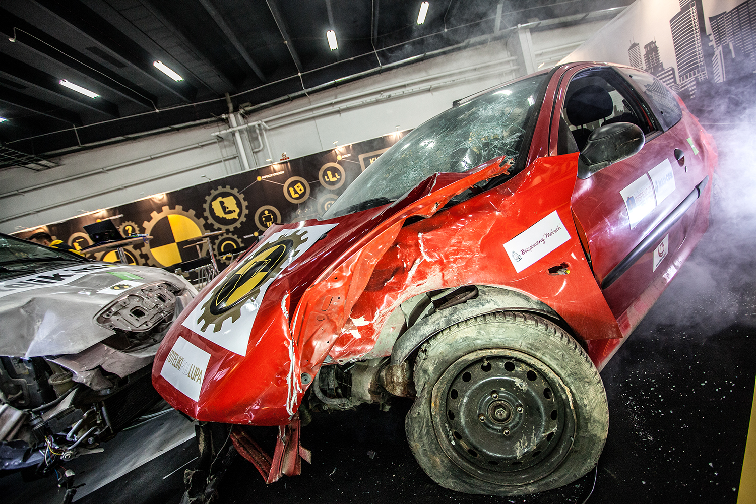 Zderzenie dwóch samochodów na Targach Czas Dziecka 2014