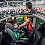 Kamil Kasiak pokazywał w jaki sposób powinno się wyciągać dziecko z fotelikiem z rozbitego samochodu.