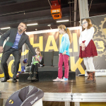 Paweł Kurpiewski z dziećmi podczas pokazu "135 cm wzrostu i jazda bez fotelika to śmiertelnie niebezpieczny pomysł"