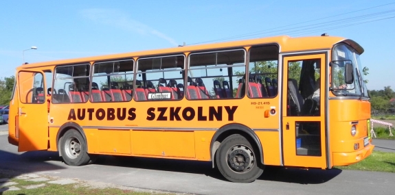 Jedyne podobieństwo polskich autobusów szkolnych do amerykańskiego schoolbusa wyrażone jest za pomocą koloru...