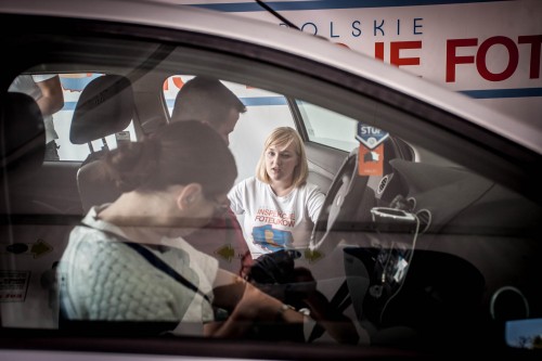 Paulina Zielińska podczas inspekcji pasów bezpieczeństwa i zagłówków