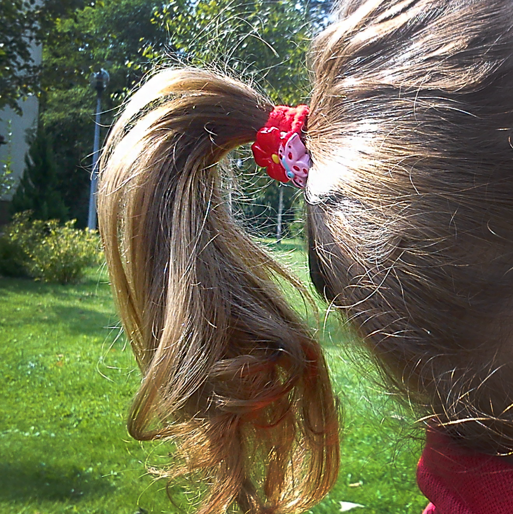 Ozdoby do włosów mogą być niebezpieczne dla dziecka.